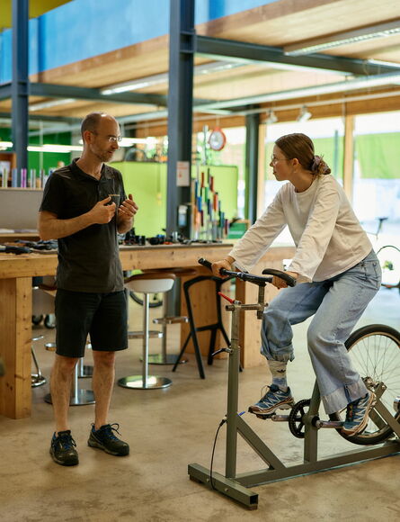 Ergonomie-Experte Moritz Pfrengele berät eine Kundin auf der velotraum-Messmaschine