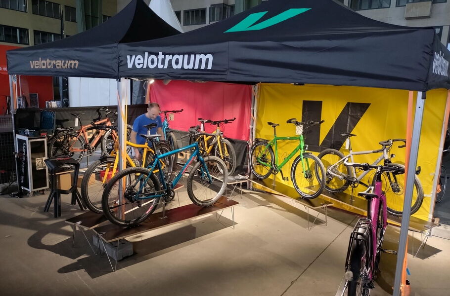 Aufbau des Messestands am Vorabend